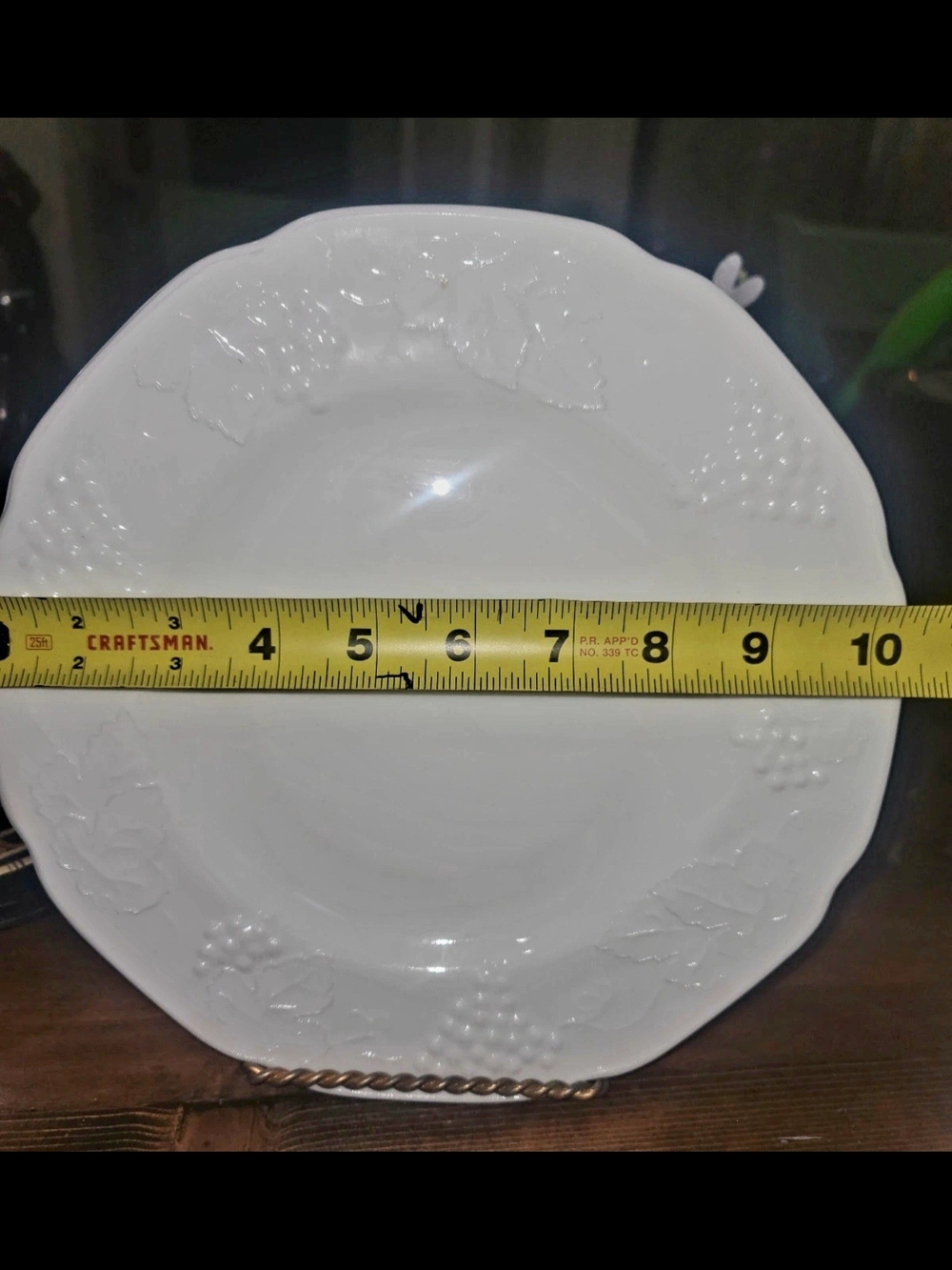 White Embossed Grape Motif Dinner Plate - Elegant Home Dining - Picture 4 of 4